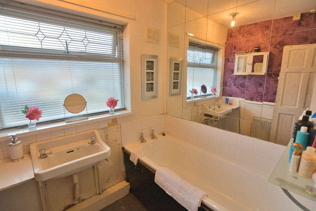 Fairmaid Grove, Clifton, NG11 - Family Bathroom