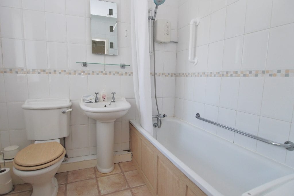 Attlee Avenue, Doncaster - Family Bathroom