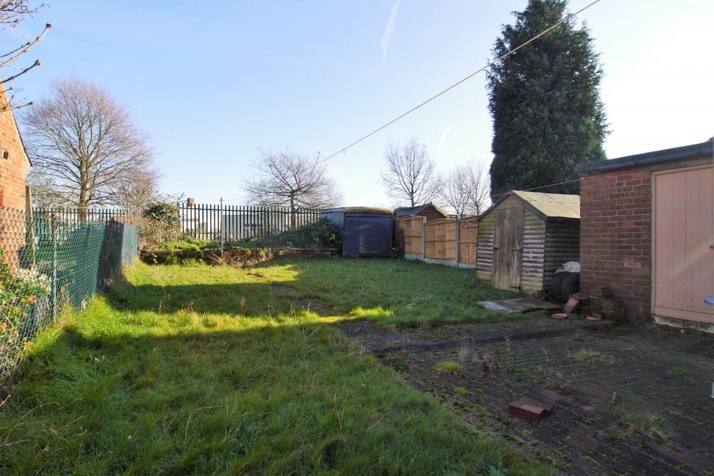 Attlee Avenue, Doncaster - Large Garden with Outhouse