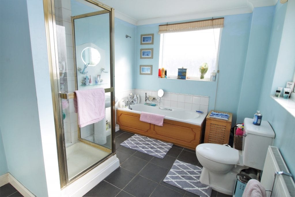 27 St. Johns Road, Doncaster - Family Bathroom