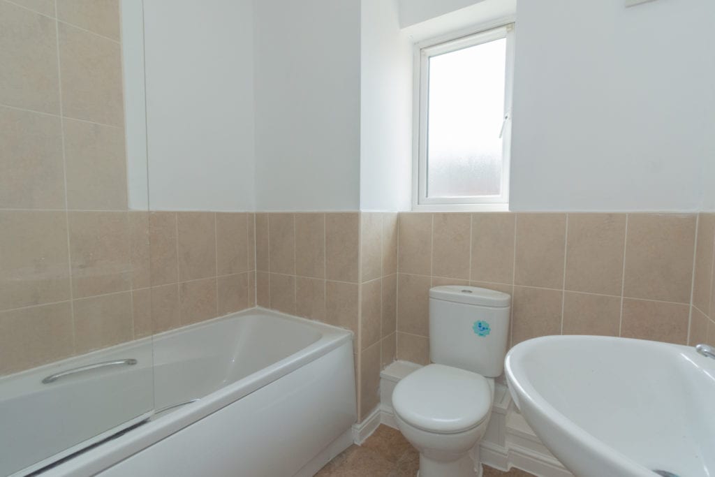 Avocet Place, Mansfield - Family Bathroom