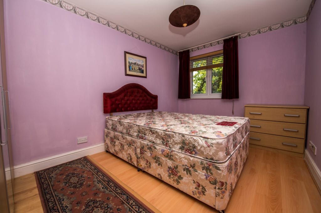 Lake View, Kings Langley - Bedroom 1