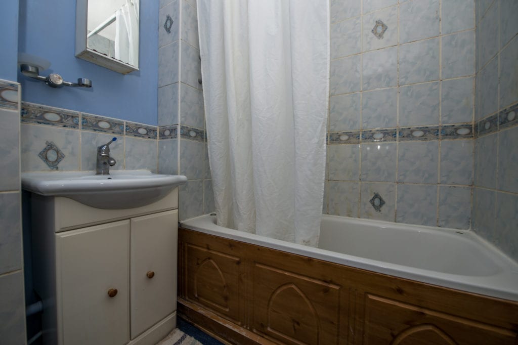 Lake View, Kings Langley - Bathroom