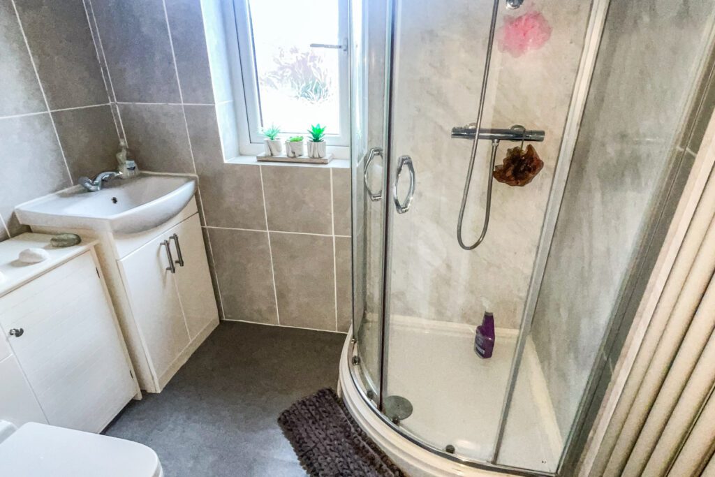 30 Longfield Road - Bathroom