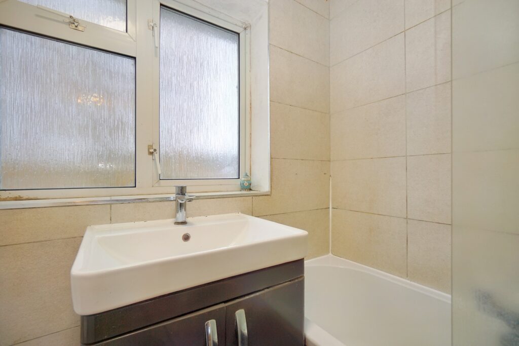 5 Quantock Close - Bathroom