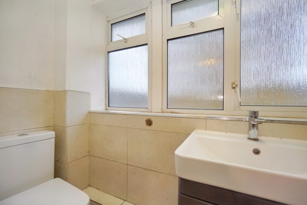 5 Quantock Close - Bathroom