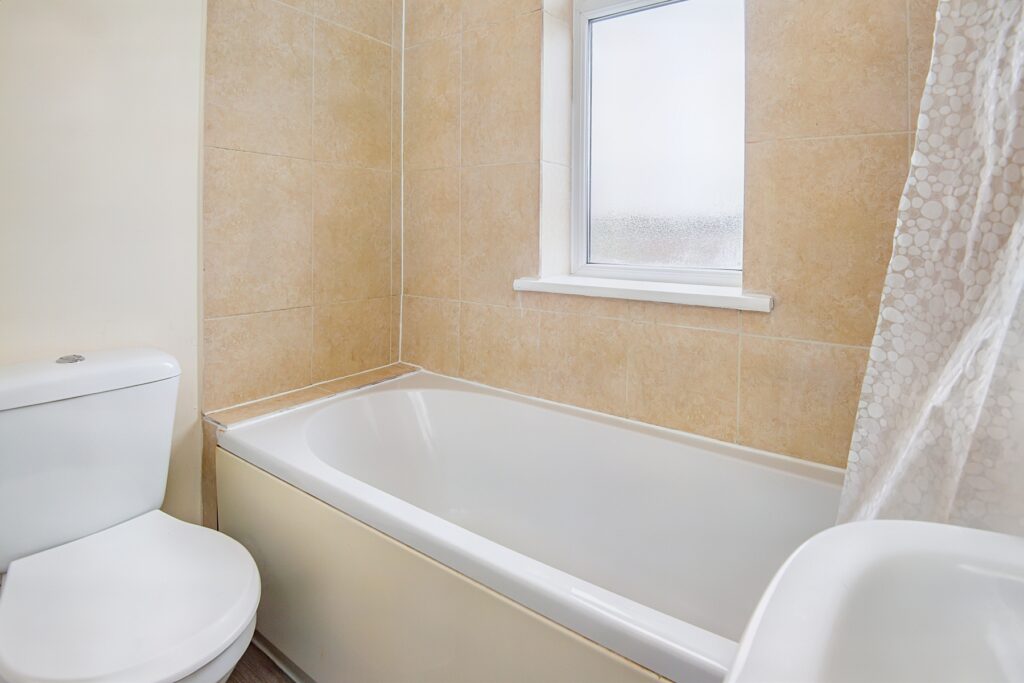 31 Shaldon Grove Bathroom 1.2