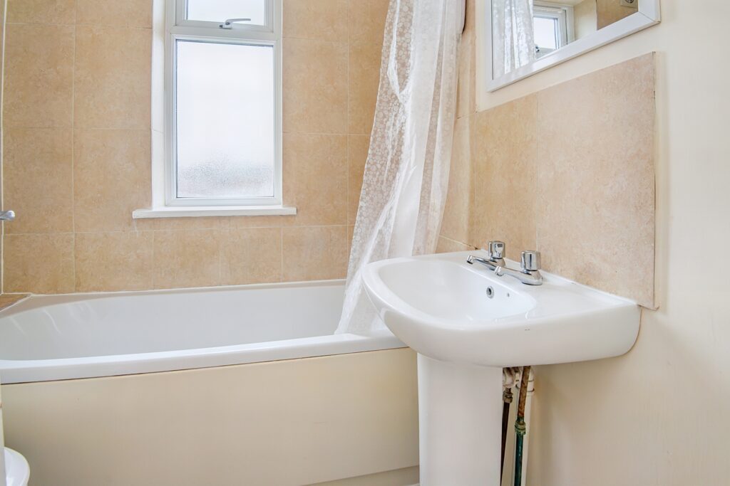 31 Shaldon Grove Bathroom