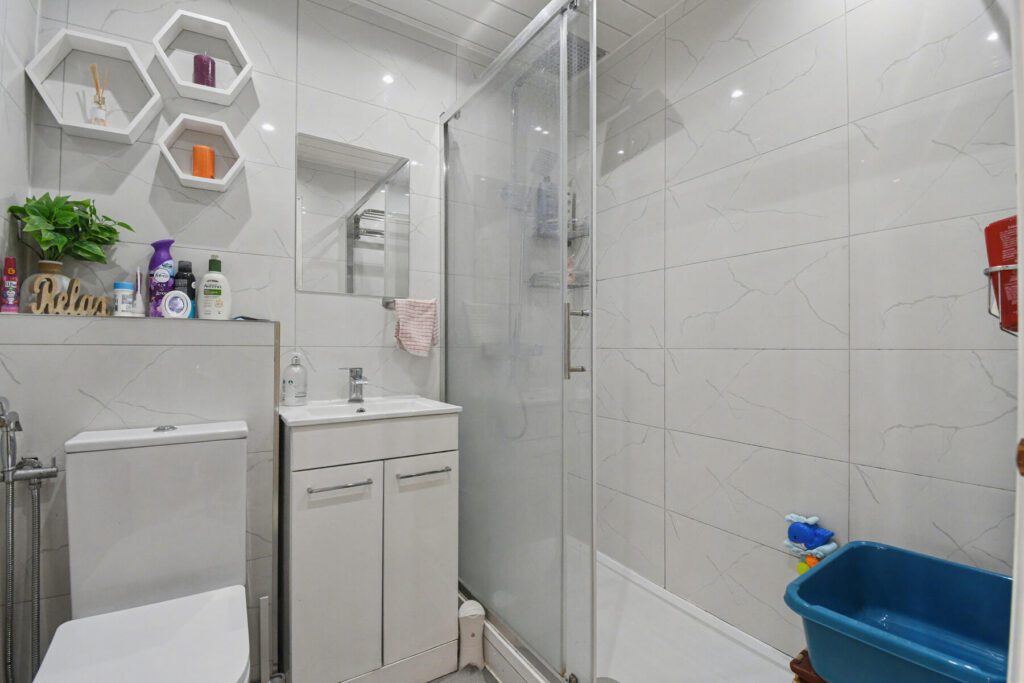Hanworth Road - Bathroom