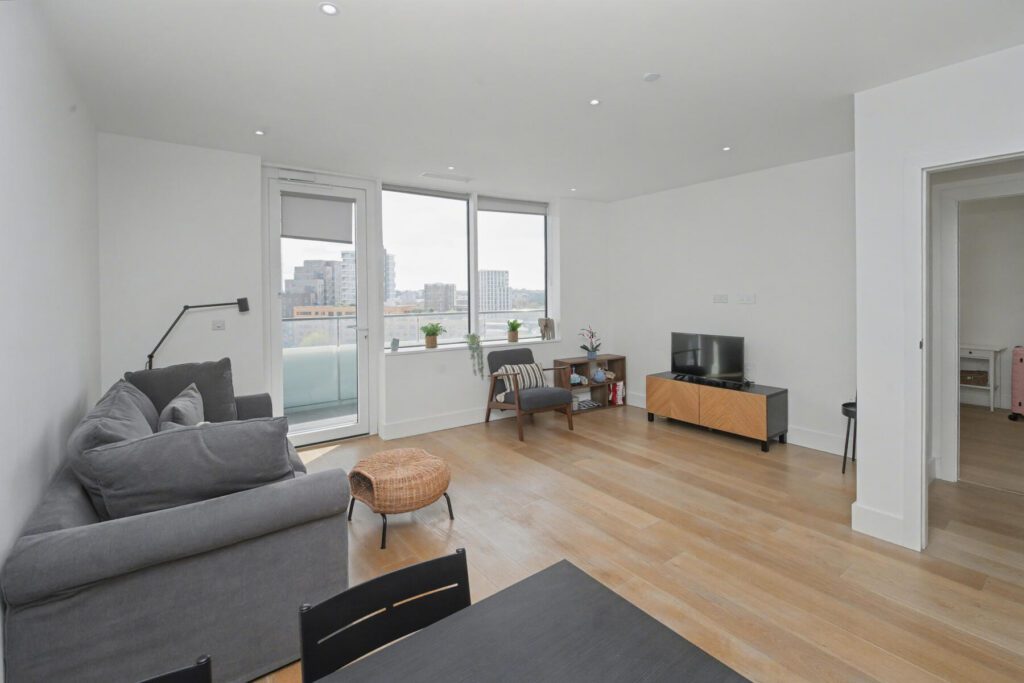 Lombard Wharf - Lounge Overview