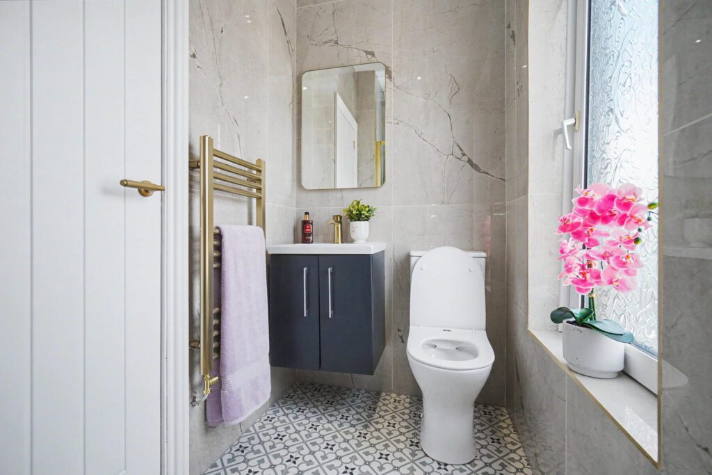 Oversetts - Shower Room